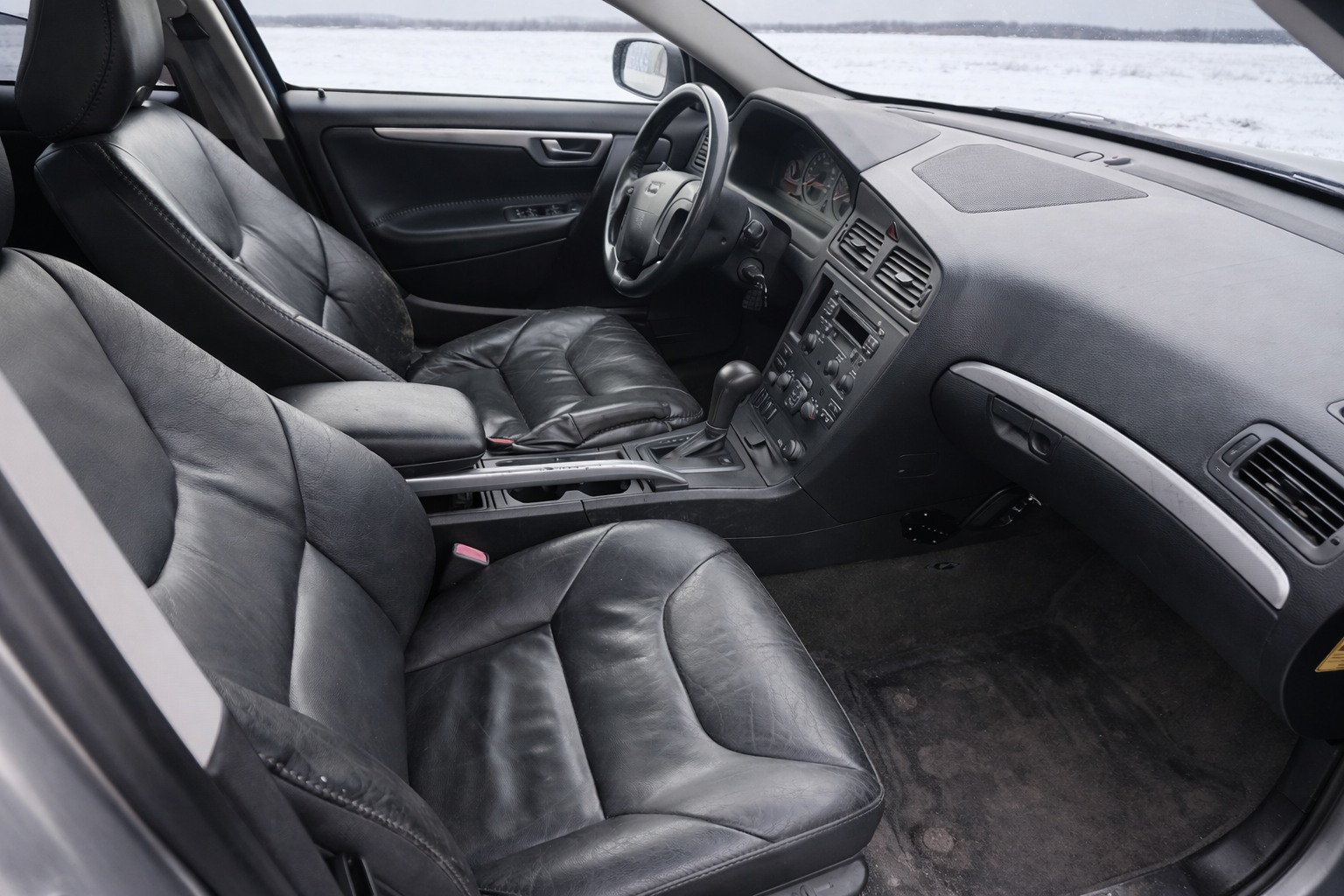 Volvo interjors ar sniegoto ainavu (1)